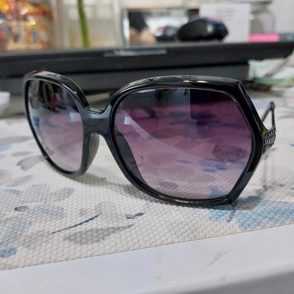 Beautiful Geometric Black Sunglasses Perfect Summer Shades Trendy Chic Cute - Picture 4 of 7